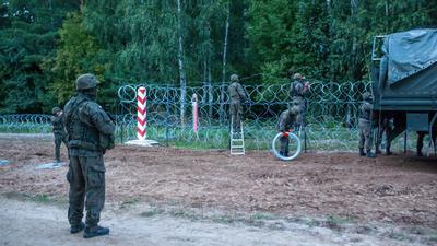 Żołnierze podczas budowy ogrodzenia na granicy polsko-białoruskiej.