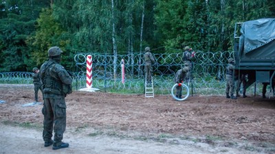 Żołnierze podczas budowy ogrodzenia na granicy polsko-białoruskiej.