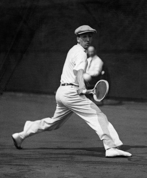 Rene Lacoste w krótkiej koszulce polo własnego projektu