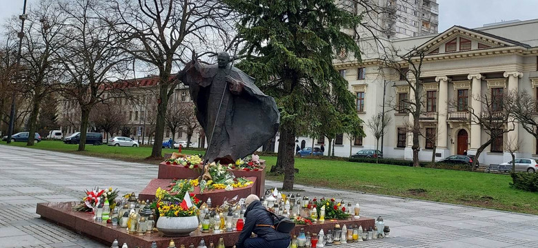 Uszkodzony pomnik Jana Pawła II w Łodzi stoi w oku kamery, która wcześniej zapobiegła kradzieży roweru