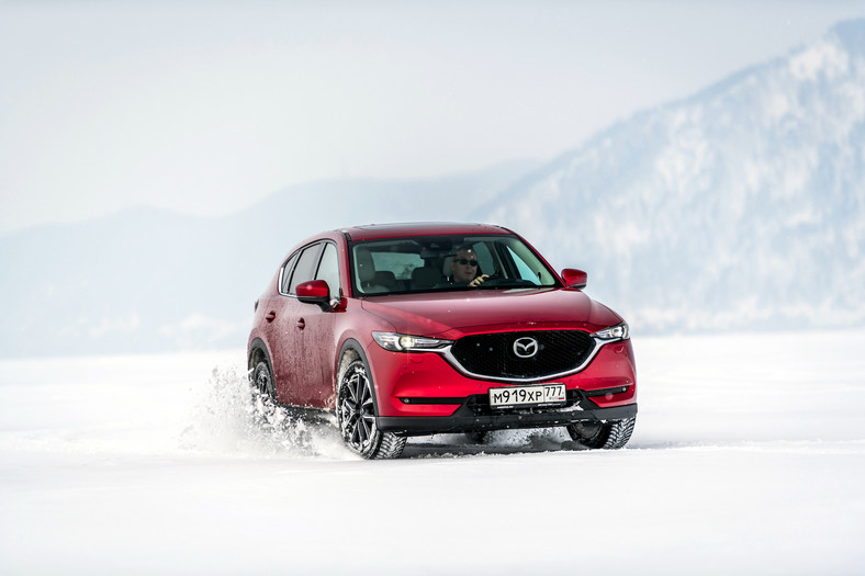 Mazda CX-5 na zamarzniętym Bajkale