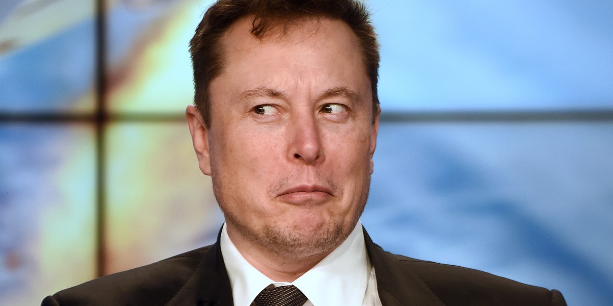 Elon Musk nie mógł się długo cieszyć mianem najbogatszej osoby na świecie. Współzałożyciel Tesli stracił pierwsze miejsce w rankingu miliarderów prowadzonym przez agencję Bloomberg.