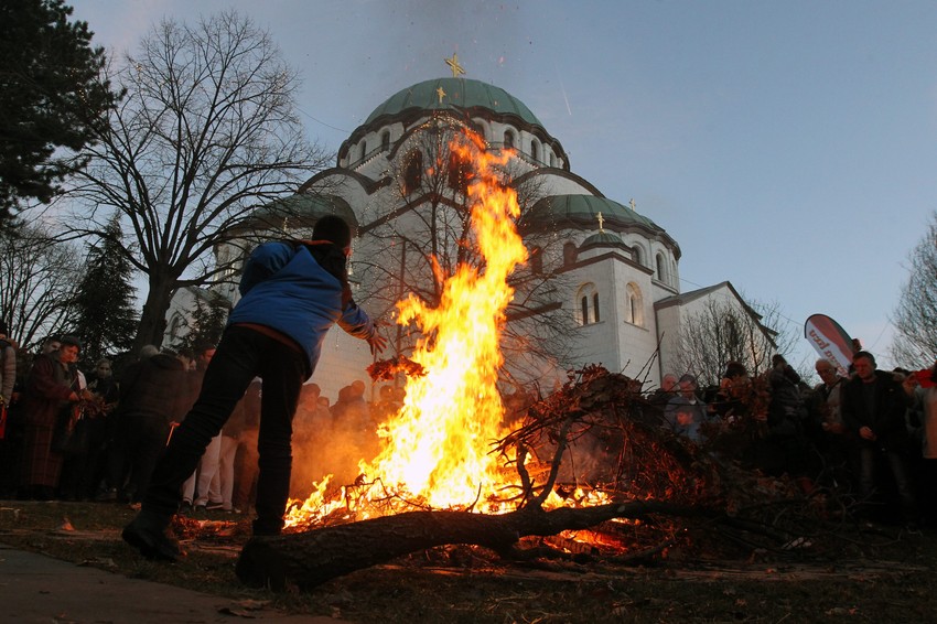 Paljenje badnjaka pred Hramom Svetog Save