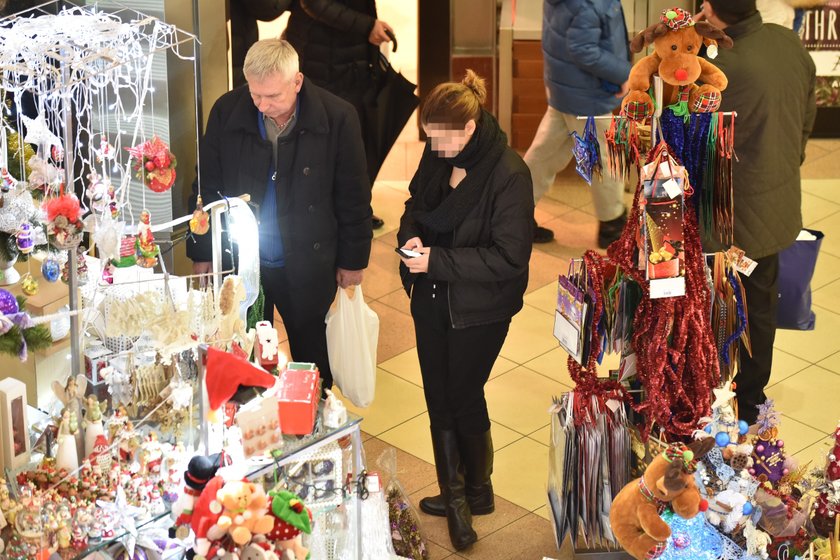 Krzysztof Materna w centrum handlowym wybierał ozdoby choinkowe