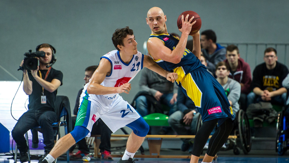 Anwil Włocławek pokonał w meczu piątej kolejki Tauron Basket Ligi Asseco Gdynia 82:76 (20:16, 17:20, 22:16, 23:24). Najskuteczniejszy na boisku Anthony Hickey z ekipy gości zdobył 21 punktów. Wśród gospodarzy najwięcej (16) rzucił Piotr Stelmach.