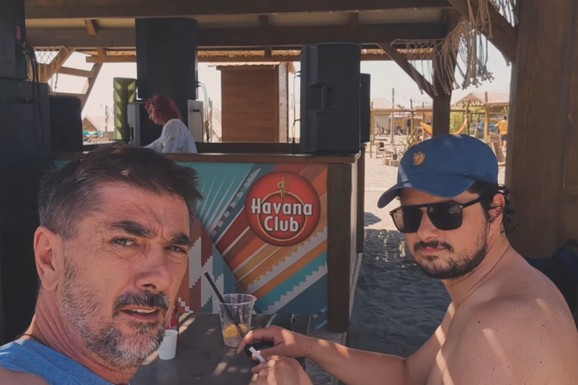 (FOTO) UŽIVANJE NA JADRANU, DOK SUNCE PRŽI ONI POBEGLI U HLAD Vojin Ćetković sa kolegom na crnogorskom primorju, pokazao kako provodi dane na Adi Bojani