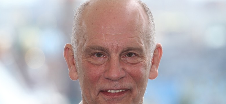 John Malkovich niewpuszczony do hotelu. Powodem brak certyfikatu covidowego