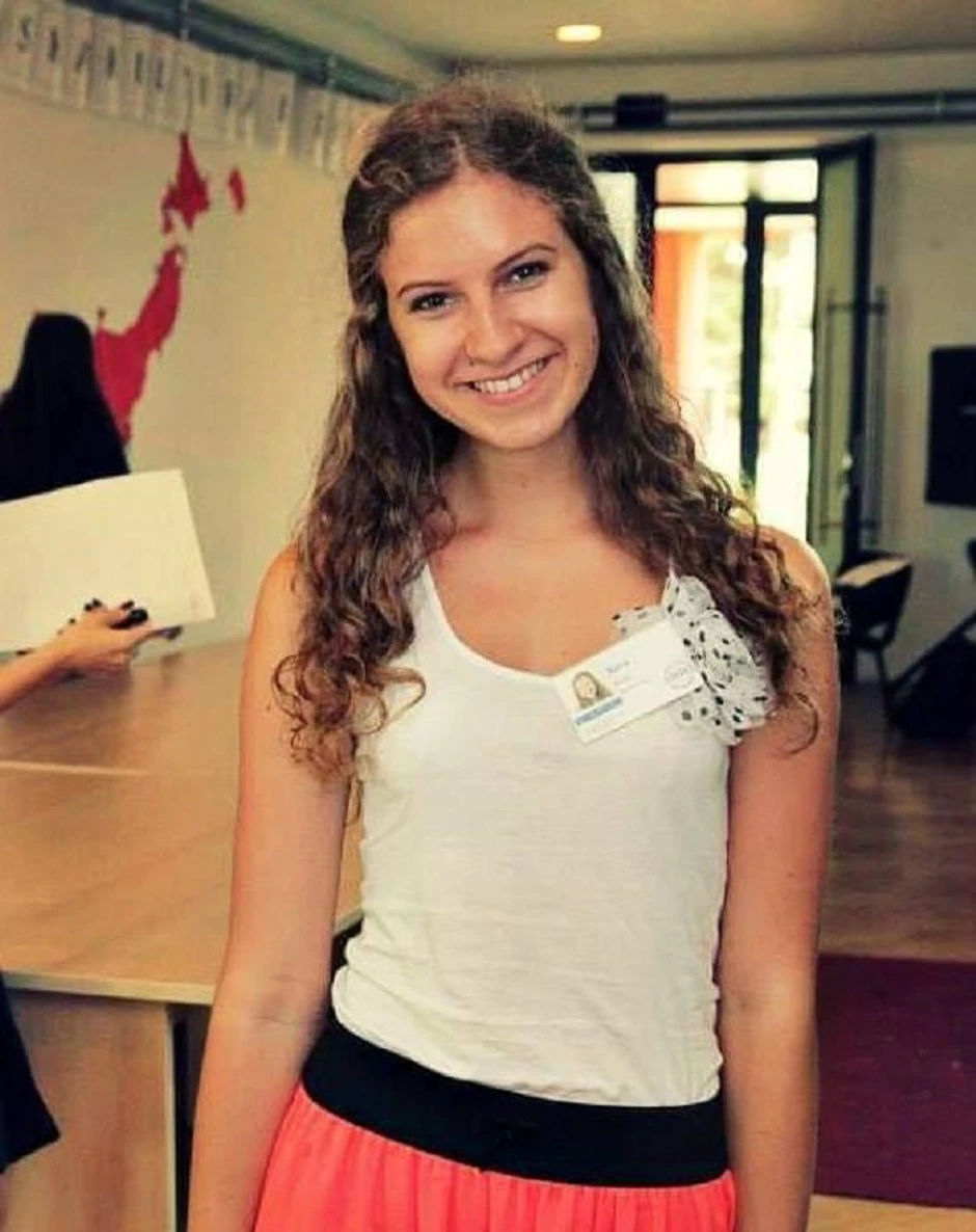 Sara kao tinejdžerka