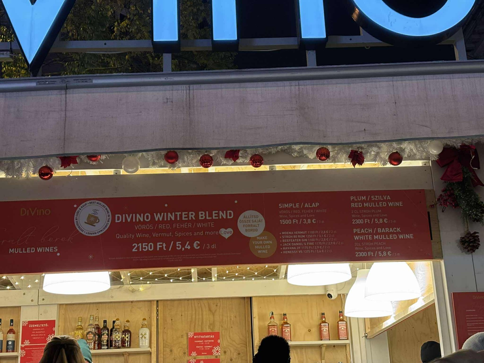 Vianočné trhy na Námestí svätého Štefana v Budapešti. 