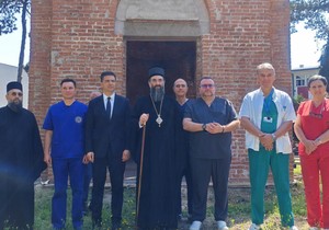 Direktor UKC Niš, gradonačelnik Niša i mmitropolit obišli volontere
