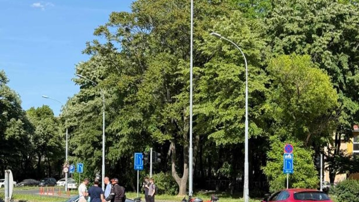 (Foto) Udes na Novom Beogradu: Delovi vozila rasuti po putu