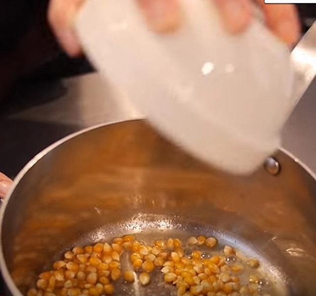 Lábasba öntötte a kukoricát, és néhány perc múlva csodás édességet tett az  asztalra (videó) - Blikk Rúzs