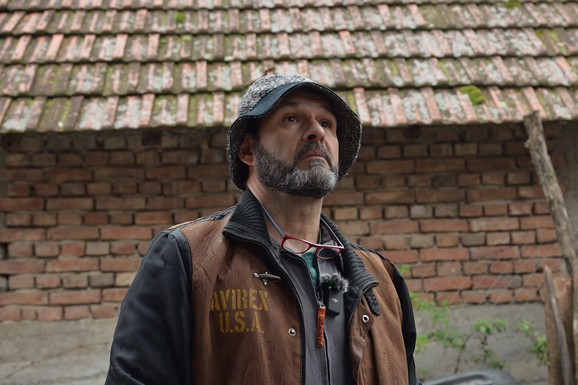 GLUMAC SE ODSELIO IZ BEOGRADA, PA SE OGLASIO SA KOSOVA Pravi kobasice i rakiju na selu, a evo gde PRONALAZI MIR: Kubura se pohvalio svima (FOTO)