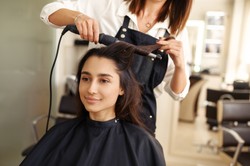 Julia Wieniawa w najmodniejszej fryzurze 2024 roku. Sprawdź, jak wygląda "kitty cut"