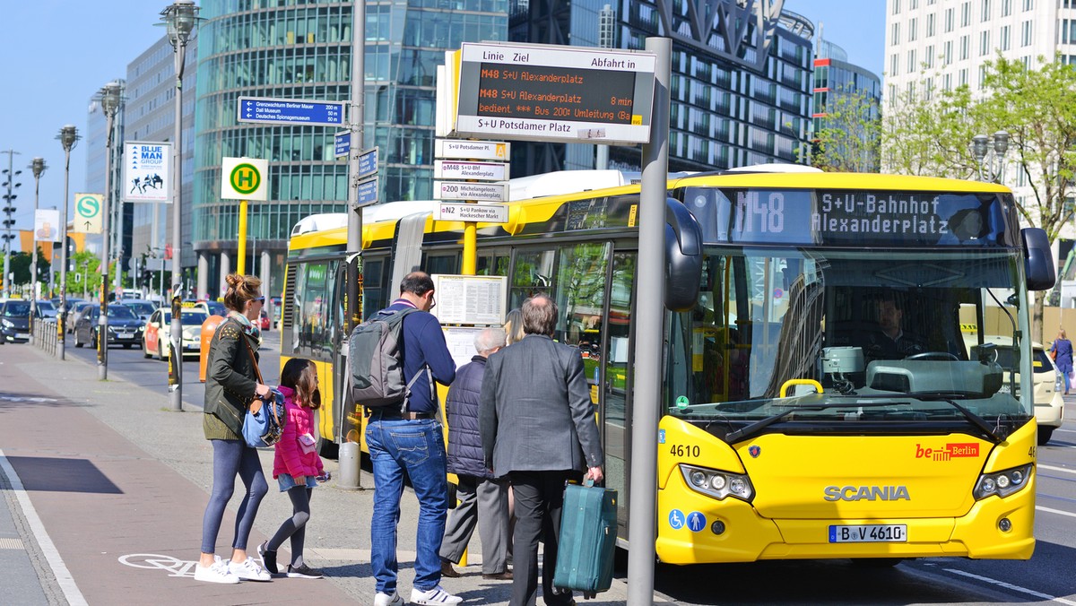 Kobiety będą w tym miesiącu podróżować berlińskim metrem, tramwajami i autobusami z 21-procentową zniżką. Powodem jest różnica w średnich zarobkach między płciami, wynosząca właśnie 21 proc. – pisze Joshua Posaner z POLITICO.