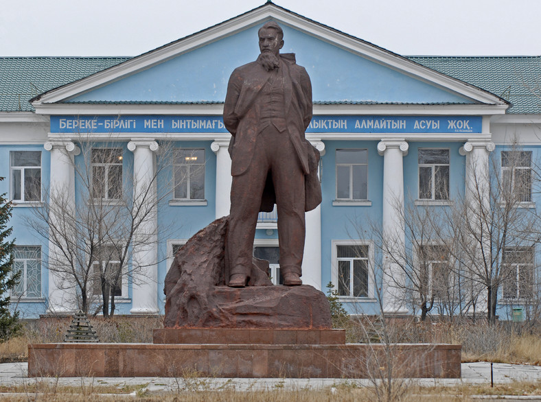 Pomnik Igora Kurczatowa na głównym placu miasta
