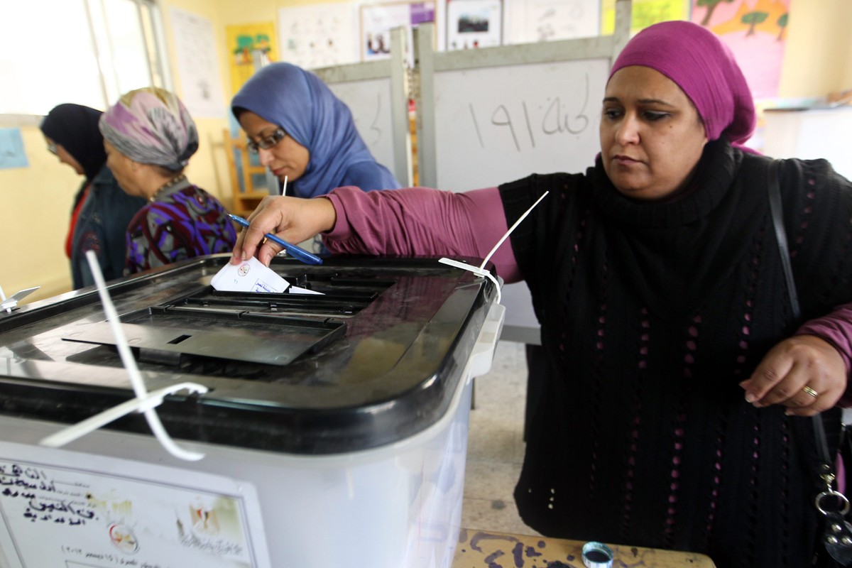 Kobieta głosująca w referendum konstytucyjnym w Egipcie