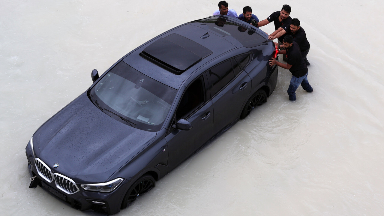 Powódź błyskawiczna w Dubaju: zalane ulice, 
