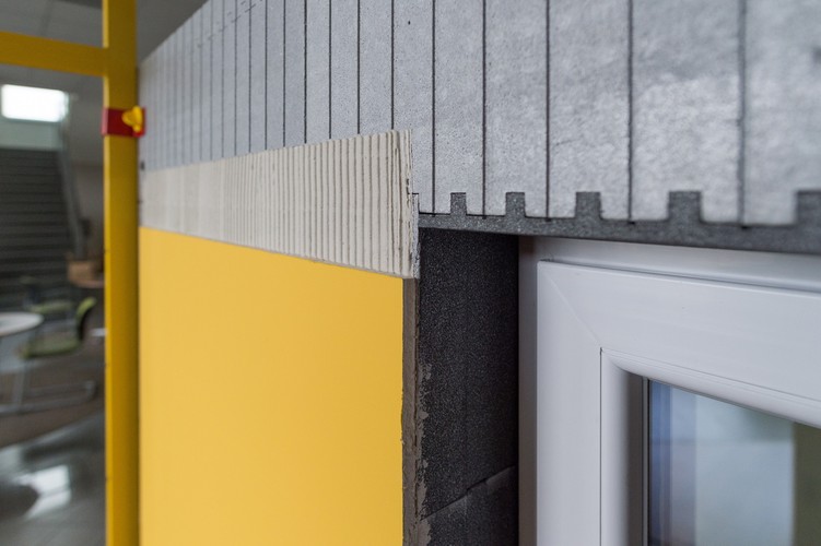 Po związaniu ułożonego betonu elementy szalunkowe pozostają w ścianie stanowiąc warstwę izolacji termicznej. <br><br>fot.  (gm/mr) PAP/Grzegorz Michałowski