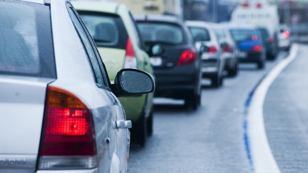 Nawet godzinę trzeba czekać w okresie wakacji i przedłużonych weekendów na przejazd przez bramkę na niektórych autostradach. Według GDDKiA największe korki tworzą się na A4 w aglomeracji katowickiej i na A1 na Pomorzu; w najbliższych latach raczej nie uda się tego zmienić.