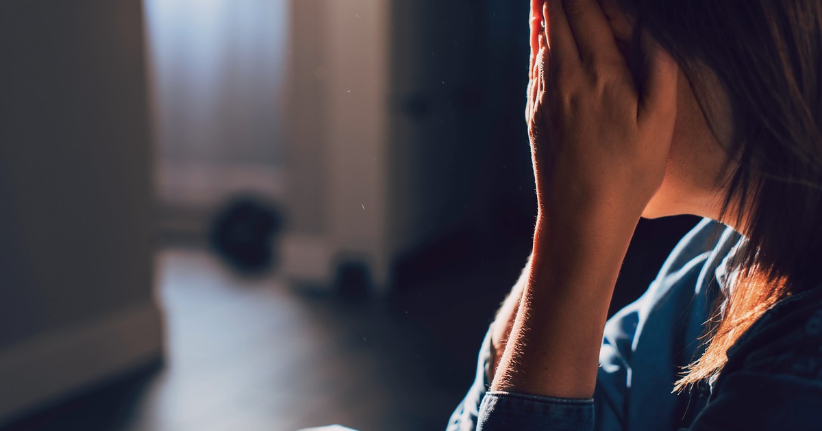 Wyrzuca swego chłopaka z wynajmowanego mieszkania. Nie chce go dłużej utrzymywać. On wyciąga nóż