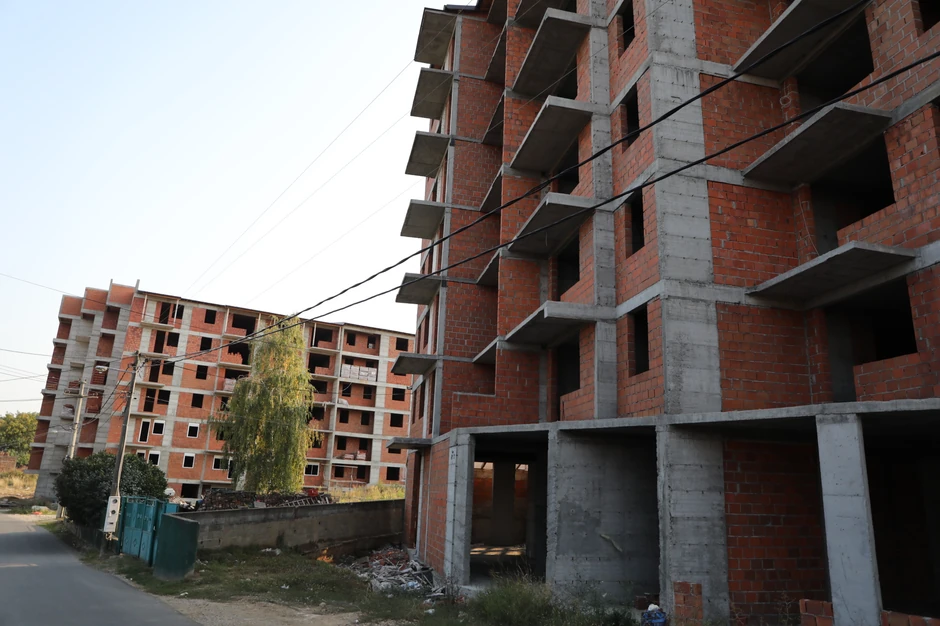 Na istoj parceli postoje dve zgrade u izgradnji, a između njih je i stara kuća investitora Zorana, kako nam se predstavio