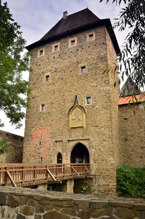 Zamek Helfsztyn, brama wejściowa
