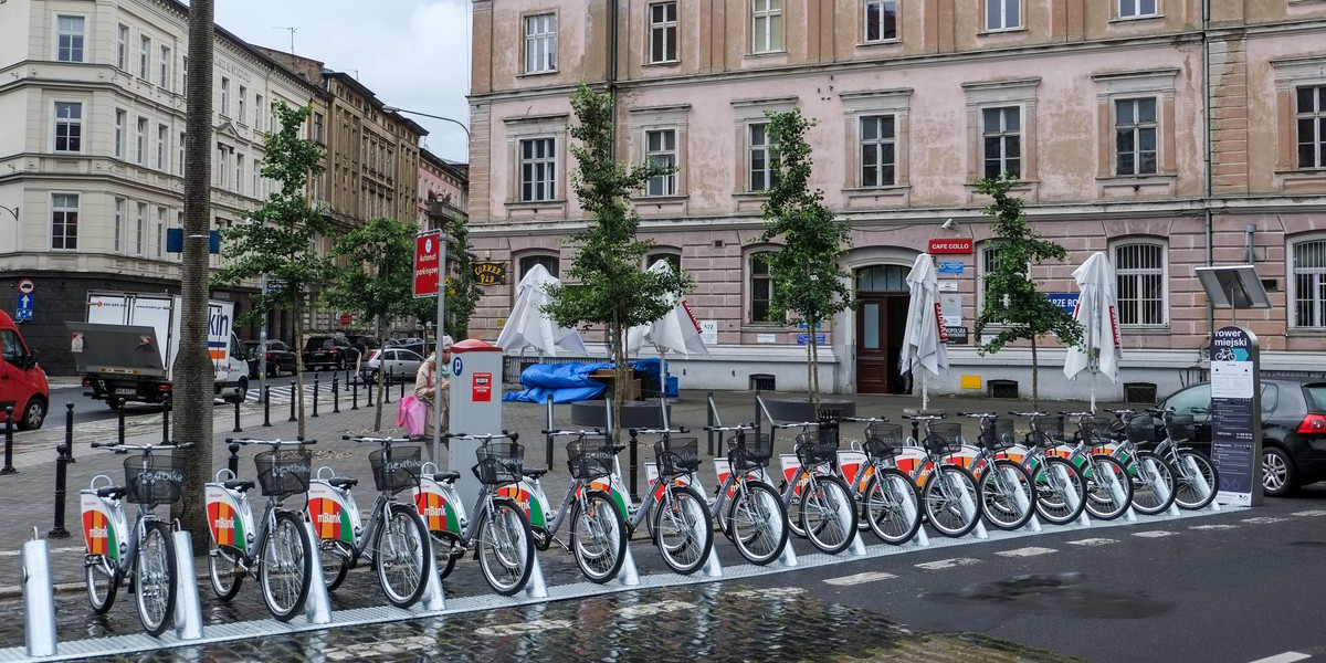 Stacje roweru miejskiego zajęły miejsca parkingowe