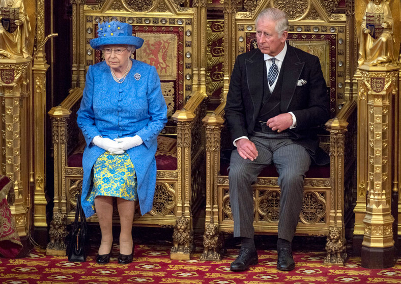 Elżbieta II i (wtedy) książę Karol na ceremonii otwarcia parlamentu. Strój królowej wywołał kontrowersje