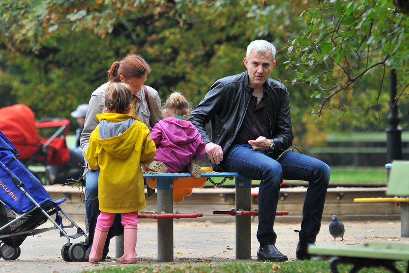 Hubert Urbański z córeczką na placu zabaw