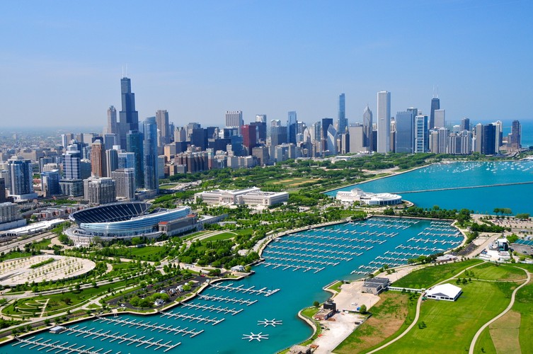 8. Chicago (USA) <br>
Poziom satysfakcji: 82,98 proc. Ulokowane nad jeziorem Michigan Chicago, okazuje się mieć  jedną z najlepiej ocenianych baz hotelowych na świecie. Wszystko to dzięki amerykańskiemu standardowi. Pokoje są przestronne, zamiast wykładziny drewniana podłoga. Można poznać przepych znany z amerykańskich seriali. Do tego możliwość zamieszania nie na 10, a 20, czy 30 piętrze.