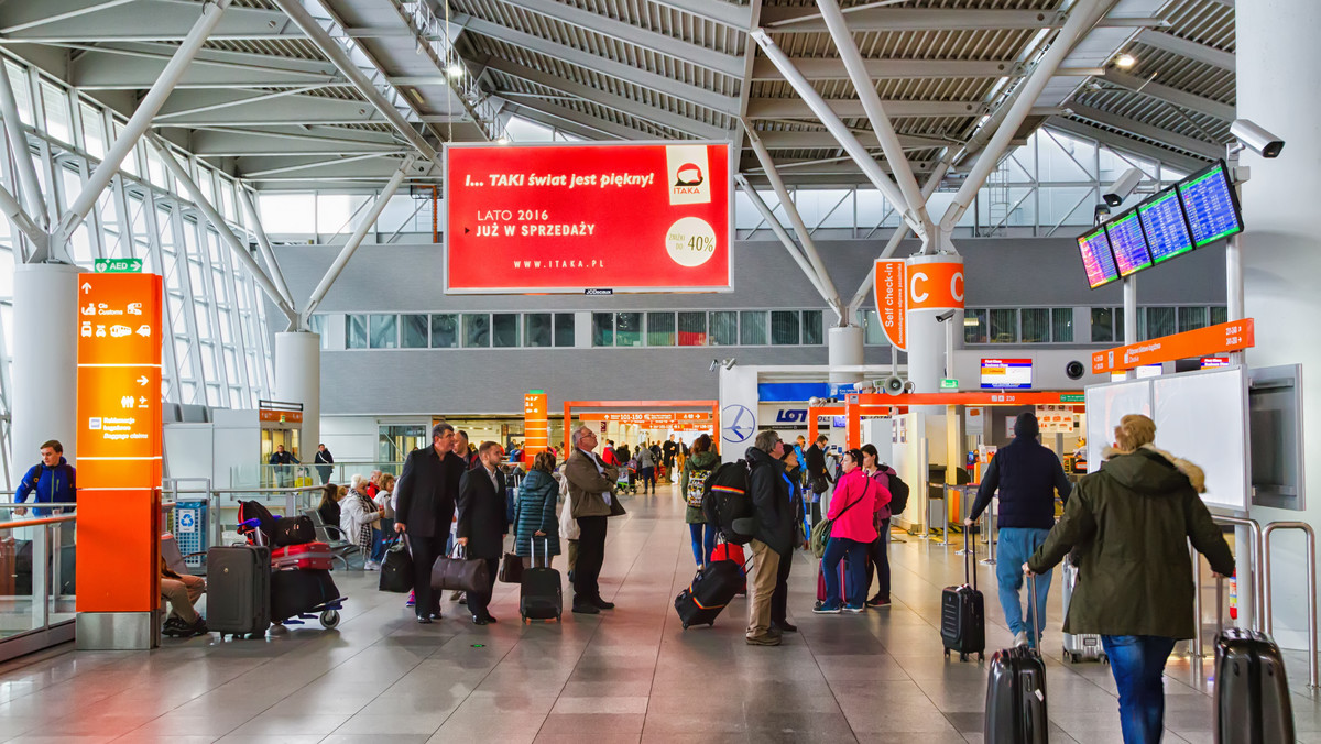 Z powodu pozostawionego bez opieki bagażu w hali odlotów na Lotnisku Chopina, służby lotniskowe ewakuowały pasażerów oczekujących na odlot; są trudności w dojeździe samochodów osobowych bezpośrednio przed halę odlotów - przekazało w poniedziałek PAP biuro prasowe lotniska.