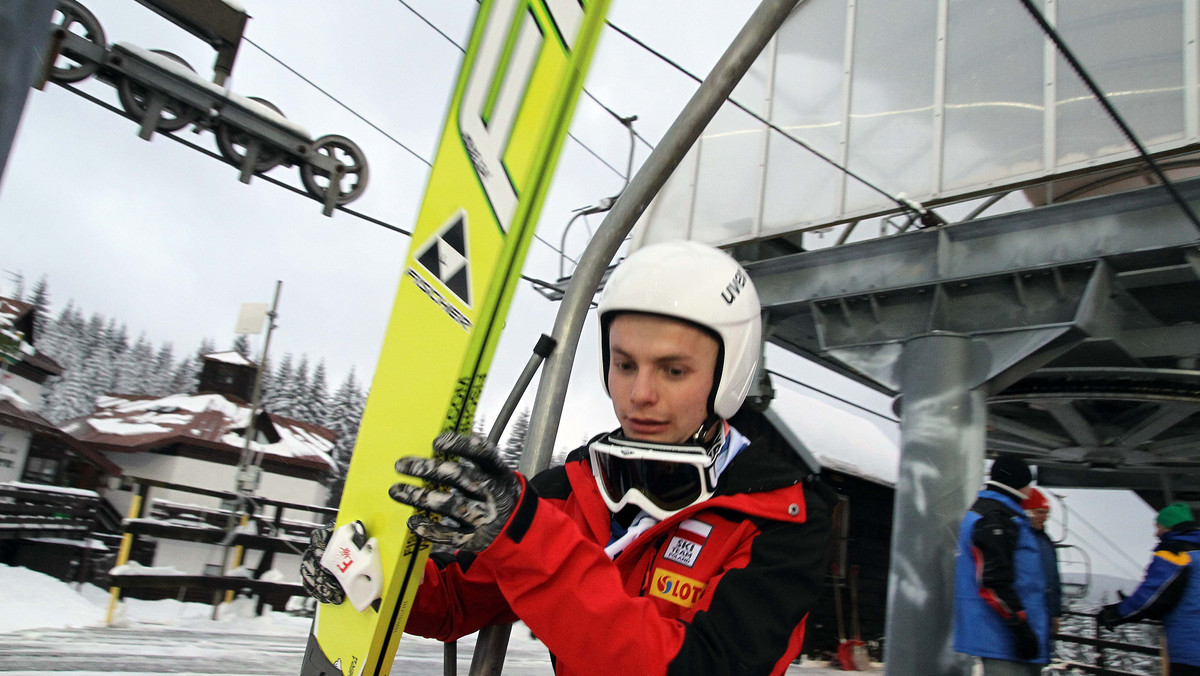 Podczas środowego treningu na skoczni w Lillehammer dosyć mocno poturbował się jeden z naszych młodych reprezentantów, Jan Ziobro. 21 letni skoczek wywrócił się na nierówności na zeskoku i niefortunnie upadł - informuje serwis skijumping.pl.
