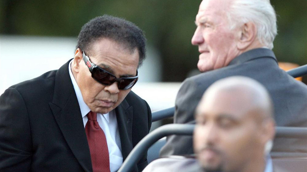 Gazeta "Daily Mail" informuje o pogarszającym się stanie zdrowia Muhammada Alego. Trzykrotny mistrz świata wszechwag od 1984 roku zmaga się z chorobą Parkinsona. Obecnie jego kondycja jest bardzo zła. Angielscy dziennikarze twierdzą, że Ali nie jest w stanie opuścić domu.