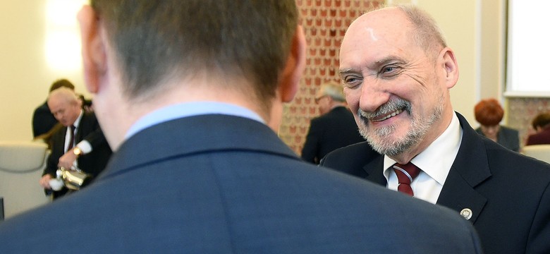 Prokuratura powołuje biegłych do zbadania wypadku z Macierewiczem. Na ustalenia poczekamy...
