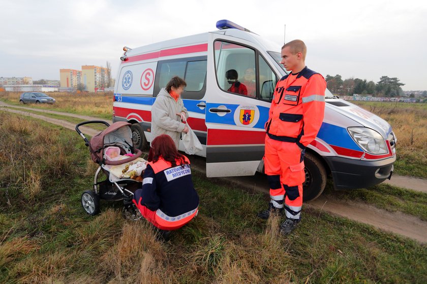 Pijany dziadek na spacerze z dzieckiem