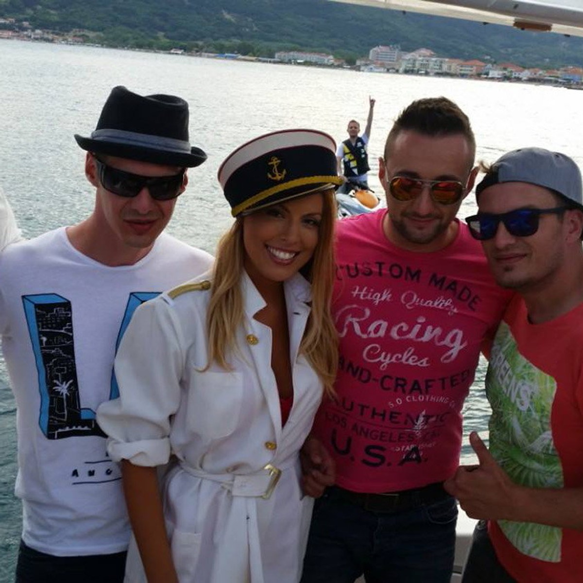 Seks-skandalom je potresla region: Pogledajte njen novi video sa četiri  muškarca! - Blic