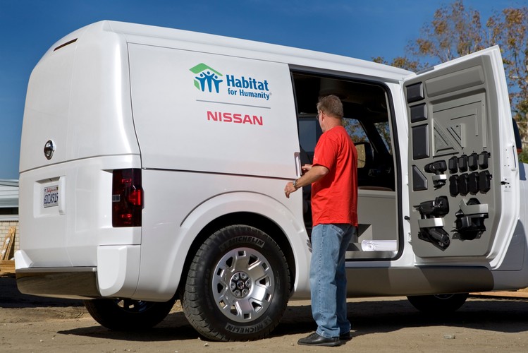 Wysokie na 180 cm wnętrze mieści także wysuwany boczny panel, który można ustawić poza pojazdem jako stół warsztatowy