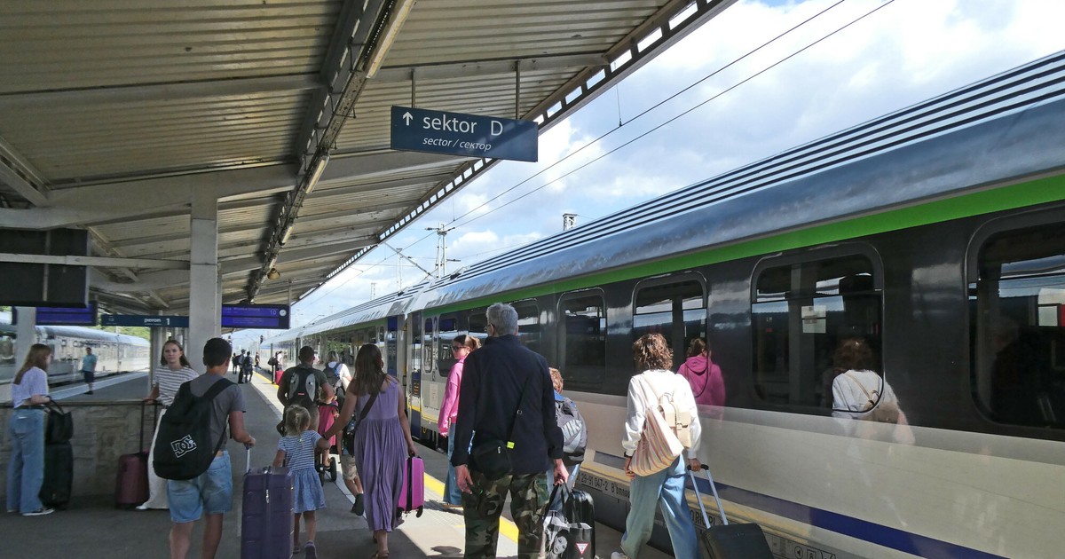 PKP ofiarą własnego sukcesu. Rekordowa popularność pociągów uwypukla problemy