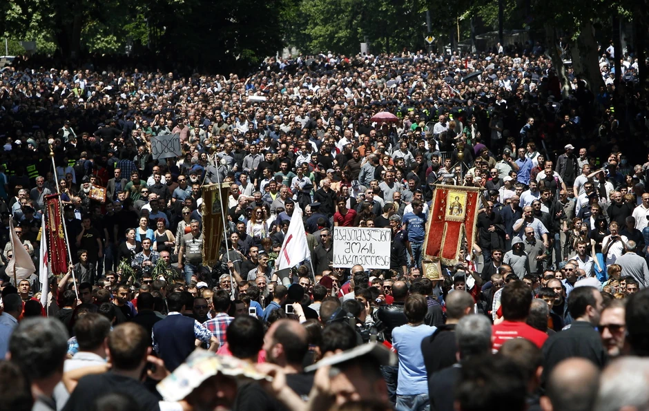 Nekoliko hiljada ljudi protestovalo je protiv LGBT prava