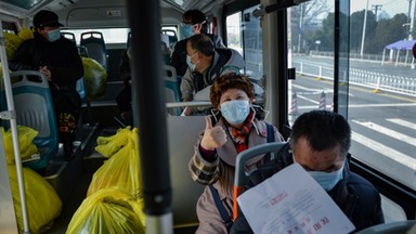 Władze Wuhanu: zdrowi mogą wyjeżdżać z miasta tylko w ważnych sprawach