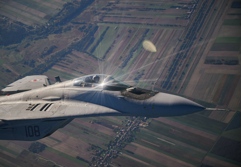 Myśliwiec F-16 biorący udział w ćwiczeniach NATO Air Shielding w pobliżu bazy lotniczej w Łasku, 12 października 2022 r.