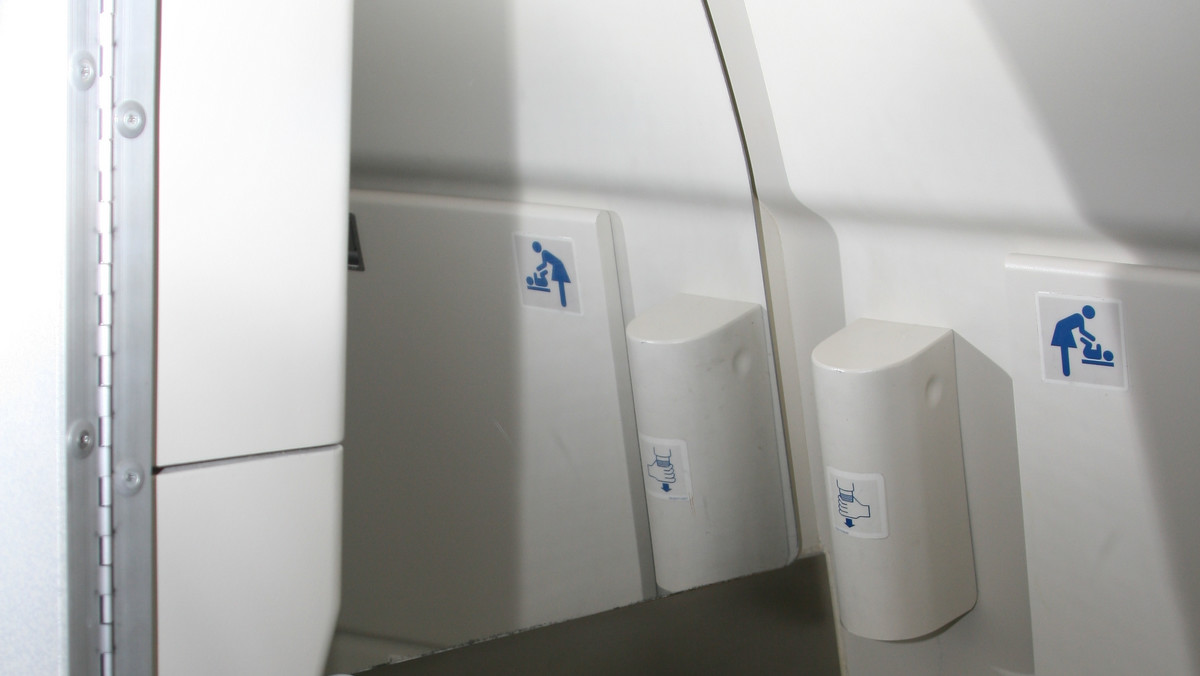 Stewardesa ostrzega pasażerów przed myciem zębów w toalecie pokładowej