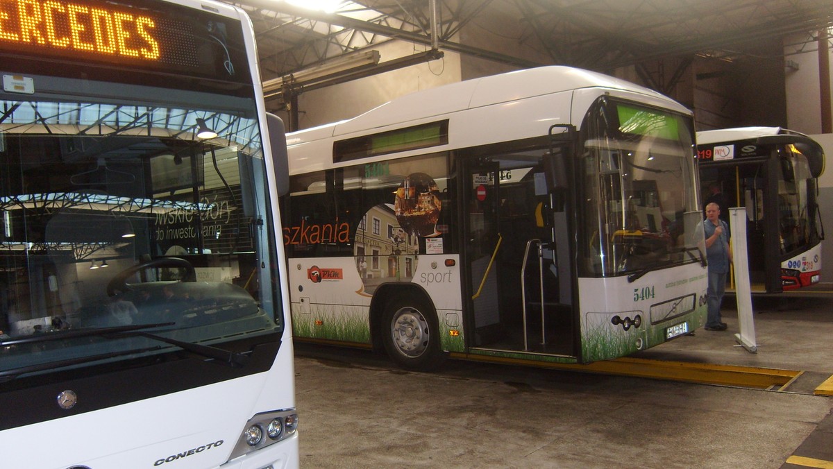 Mercedesy, volvo i solarisy – w sumie 78 nowych autobusów wyjedzie wkrótce na drogi Śląska i Zagłębia. Nowe wozy, wyposażone m.in. w klimatyzację, system monitoringu, wifi i ładowarki USB, sosnowiecki PKM kupił, z pomocą pieniędzy unijnych, za ponad 127 mln złotych. To największy tego typu kontrakt realizowany w południowej Polsce.