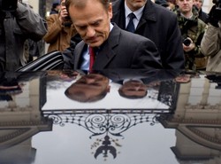 Tusk: Będą pieniądze dla naukowców, ale...