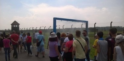 Turyści oburzeni. Kurtyny wodne znowu w muzeum Auschwitz!