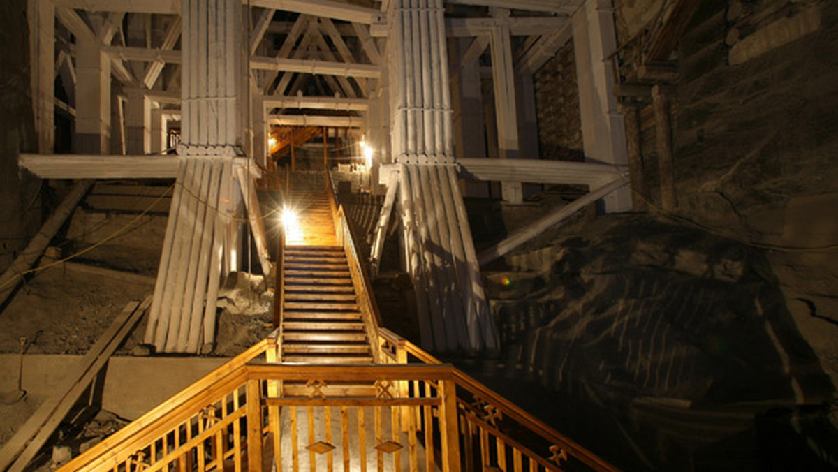 Z okazji tegorocznej barbórki w kopalni soli w Wieliczce oddano w piątek do zwiedzania wyremontowaną komorę Michałowice, określaną przez gospodarzy kopalni perłą trasy turystycznej.