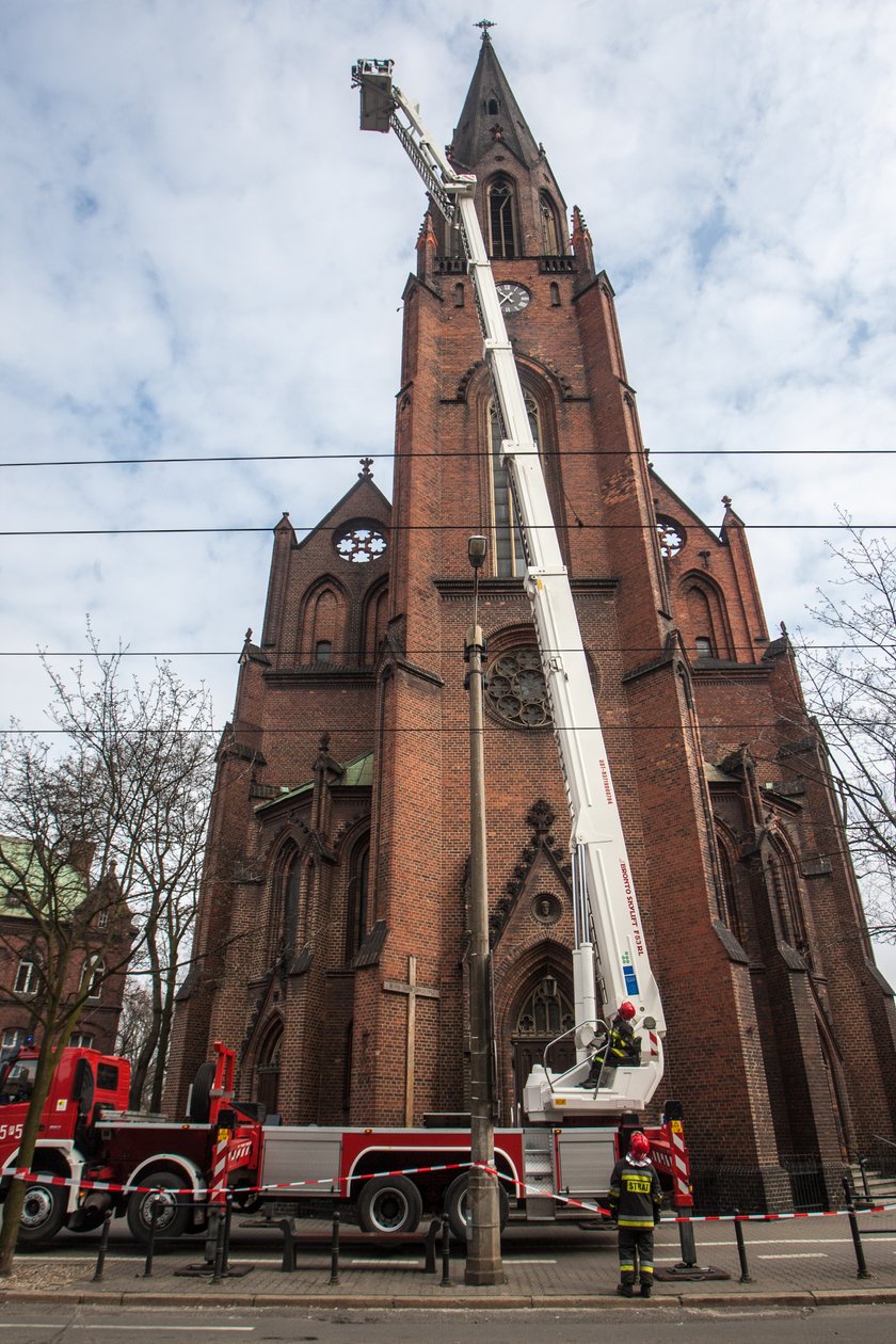 Zwisający element kościoła zagrażał przechodniom