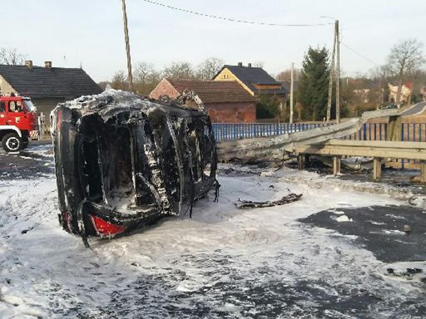 Mercedes doszczętnie spłonął. To cud, że nikt nie zginął