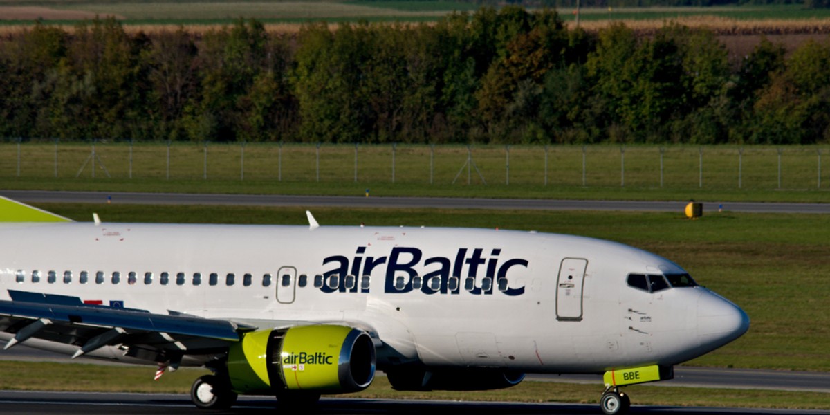 airBaltic to łotewskie linie lotnicze, które latają z Rygi, Wilna i Tallina. Przewoźnik działa w oparciu o model hybrydowej linii lotniczej - na tym samym pokładzie oferuje prawdziwą klasę biznes oraz podróż w klasie ekonomicznej w warunkach tanich linii lotniczych